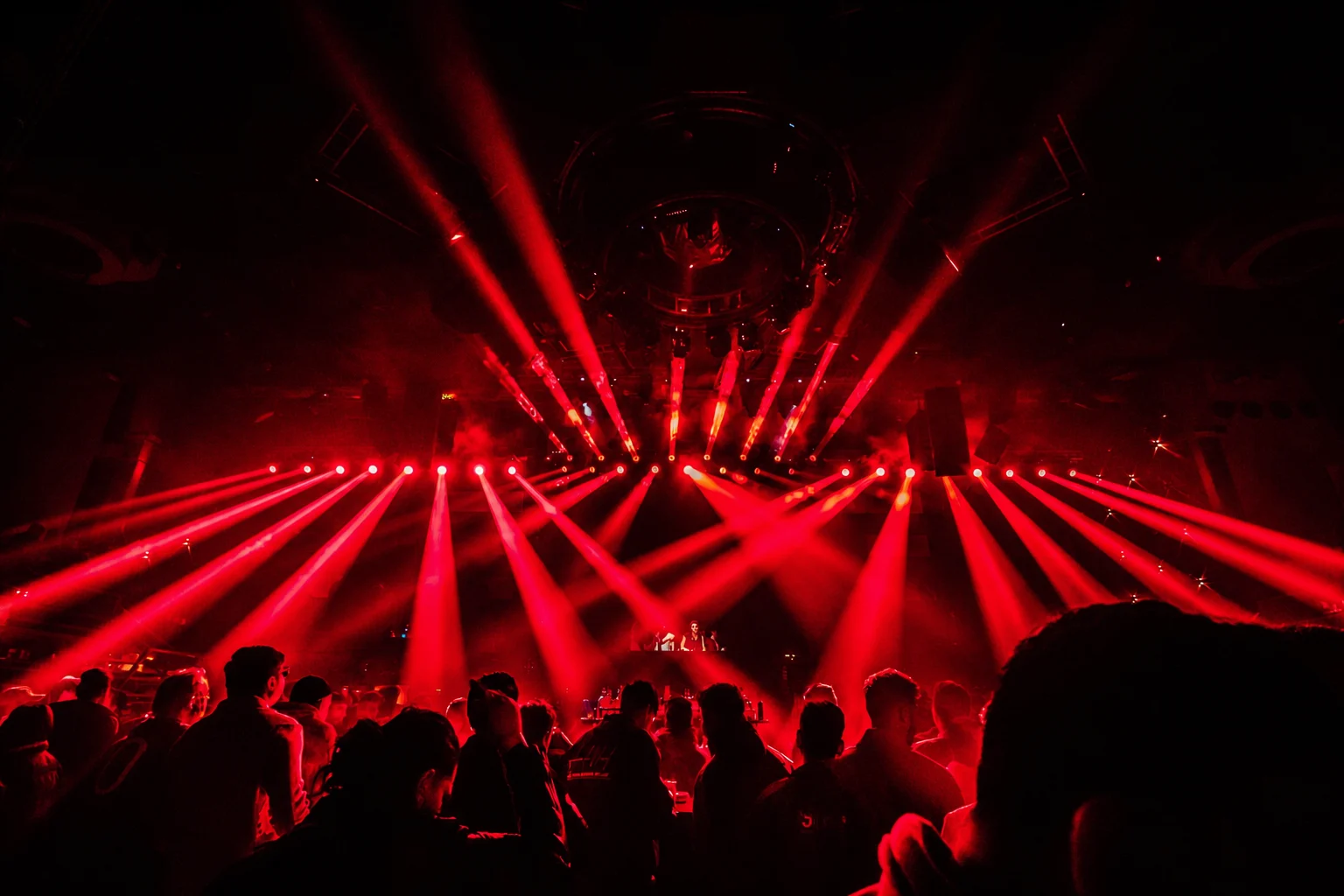 Red light beams over a packed Vessbroz show
